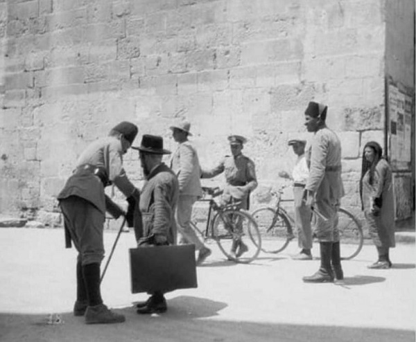 Un policier palestinien fouillant un juif à la porte de Yafa . (1929)
